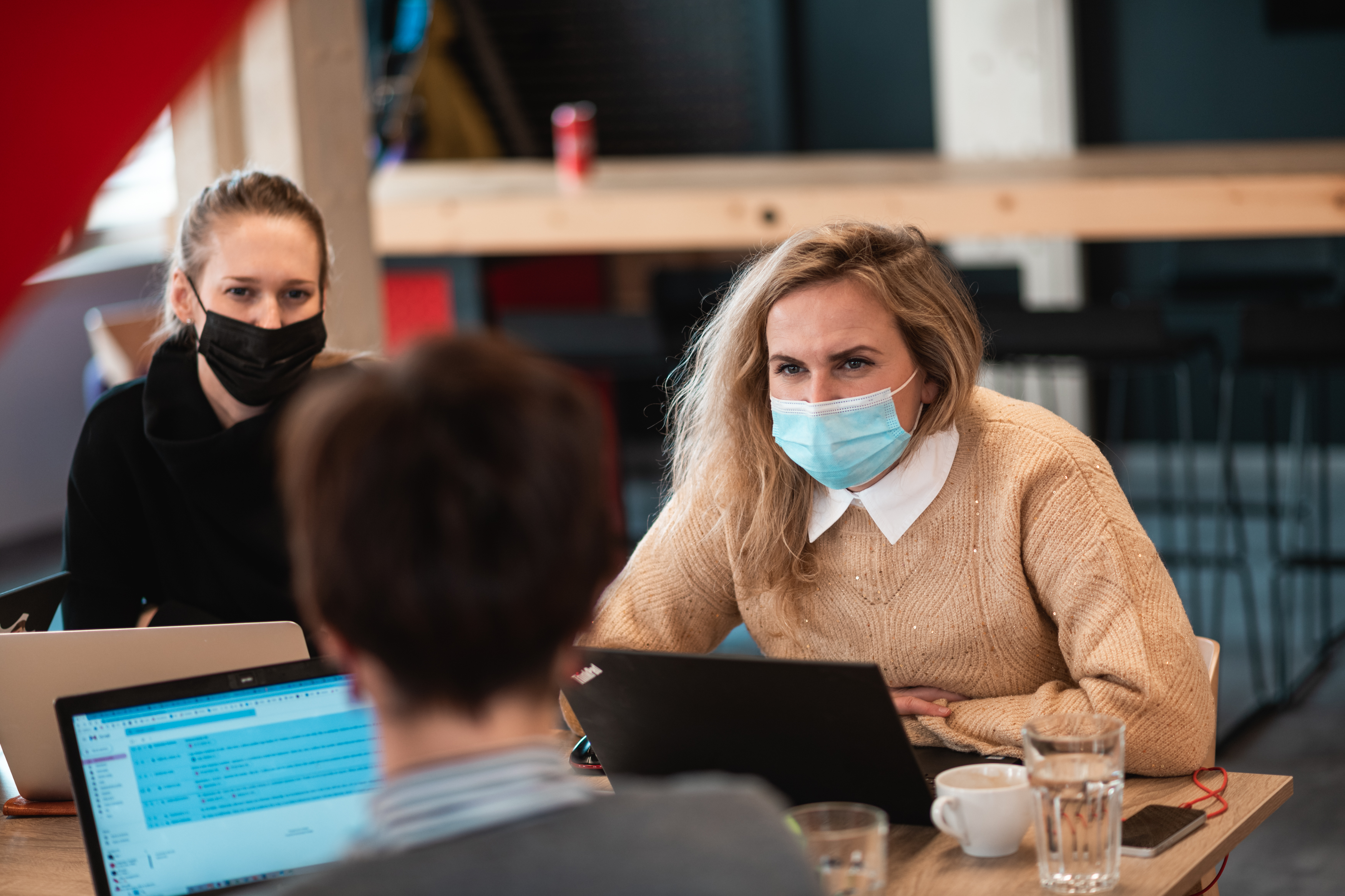 Jolana Hájková a Mirka Kočíková z Laboratoře radí týmu Laboratoře